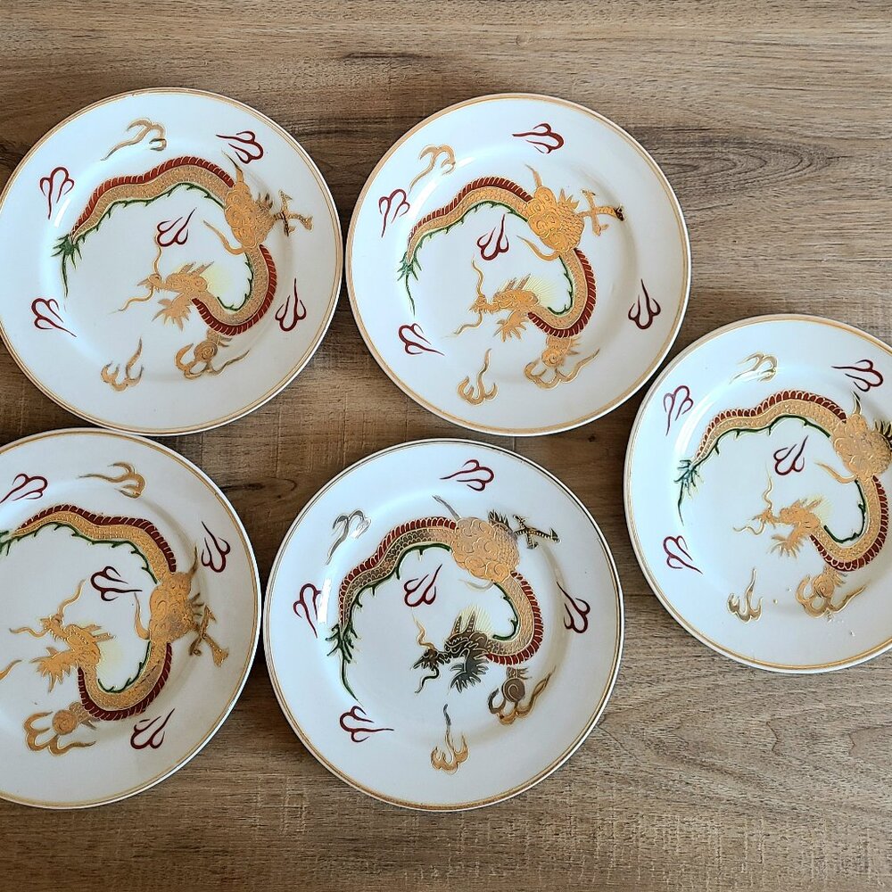 Set of 5 1940s Dragonware Kutani porcelain desert plates with dragons design.